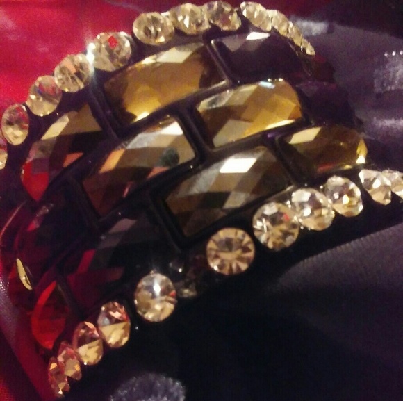 🦋 Stunning Rhinestone Cuff.🦋 - Picture 2 of 3